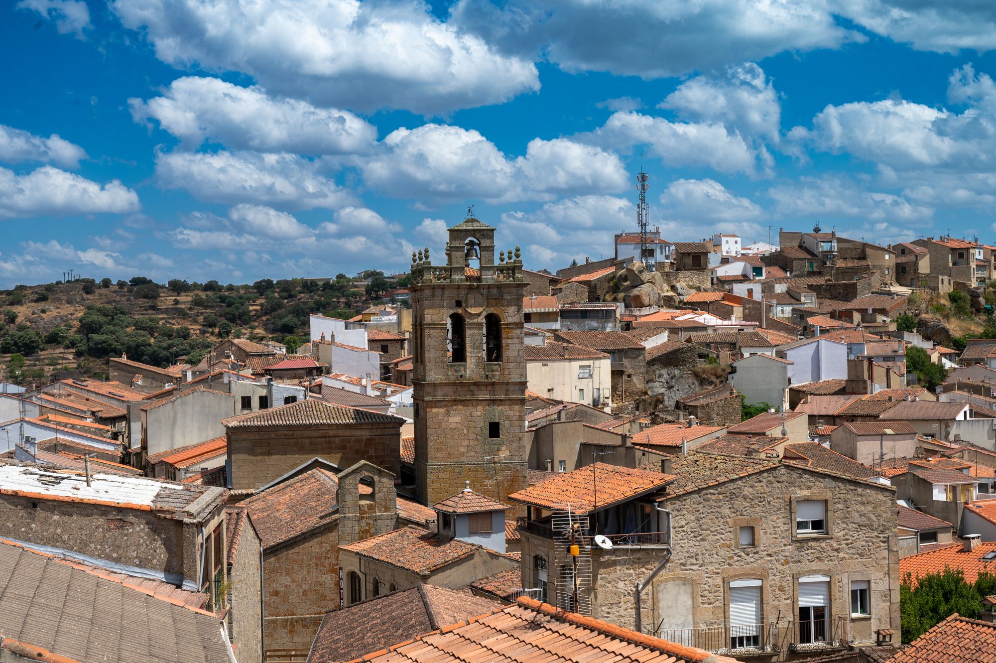 Pueblo de casas de piedra y tejados rodeado de campo